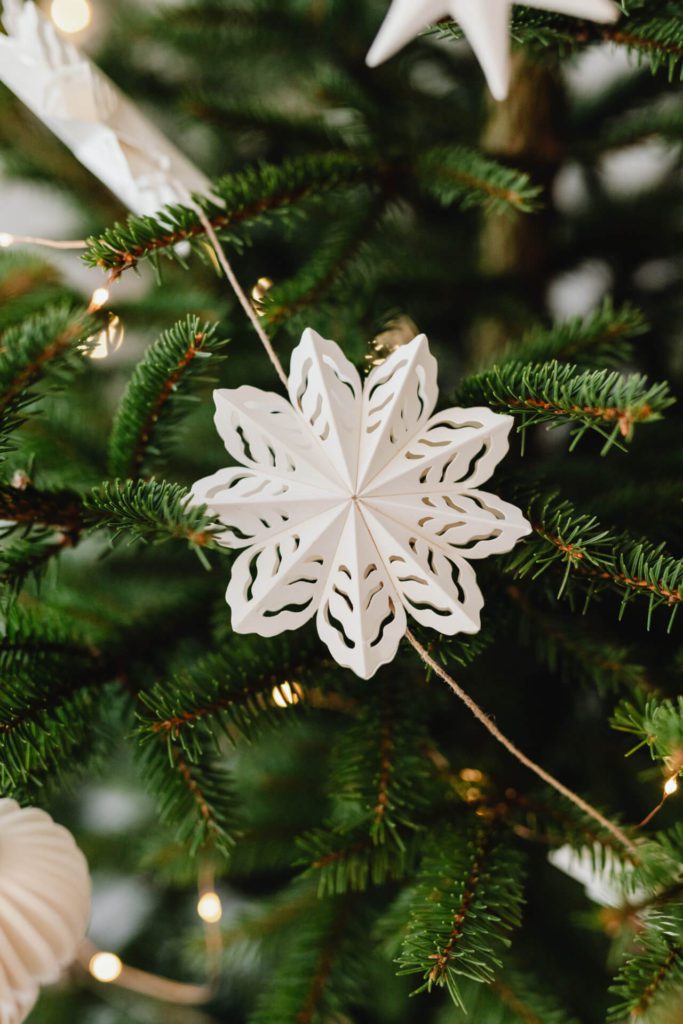 #89 on the list of 100 things to make you happy - Crafting paper snowflakes