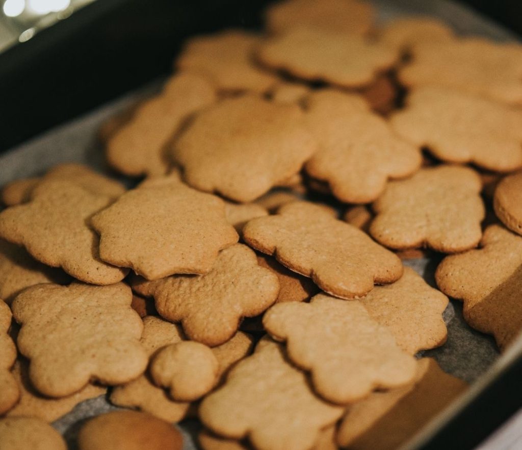 A tray of ginerbread cookies.